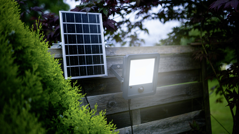 WORKLIGHT Solar LED Strahler 50W grau mit PIR 120° 6-8m